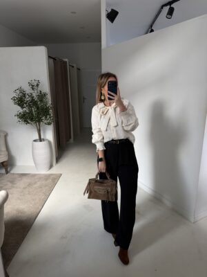 Blouse brodée écru, col à nouer