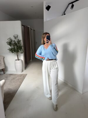 Pull col V bleu ciel détails arc-en-ciel