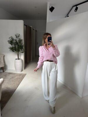 Blouse rose à rayures blanches, col montant