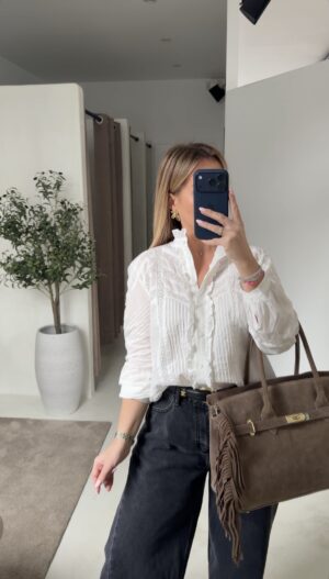 Blouse blanche détails coutures et broderies ajourées