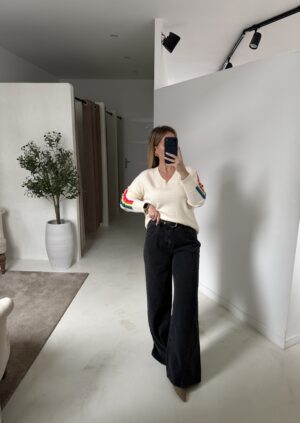 Pull col V blanc détails arc-en-ciel