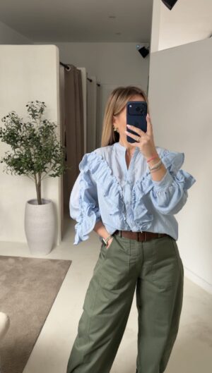 Blouse bleu ciel ample, détails volants aux manches