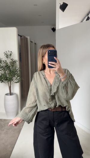 Blouse vert sauge détails volants et manches bouffantes