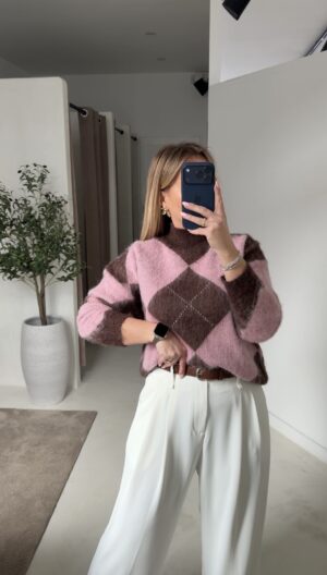Pull col montant à carreaux, marron et rose
