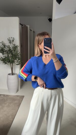 Pull col V bleu électrique détails arc-en-ciel