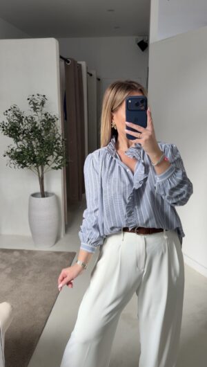 Blouse en micro vichy, avec rayures en broderies blanches