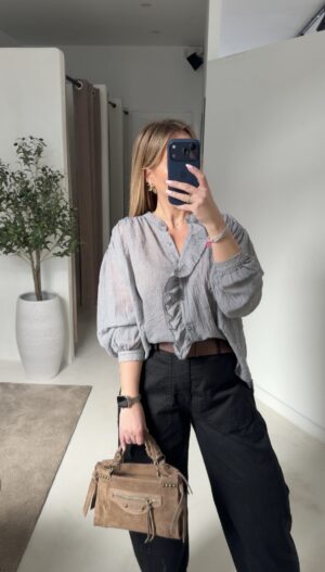 Blouse gris détails volants et manches bouffantes