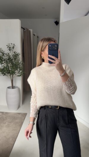 Pull écru col montant et manches en dentelle