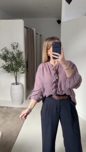 Blouse prune détails volants et manches bouffantes