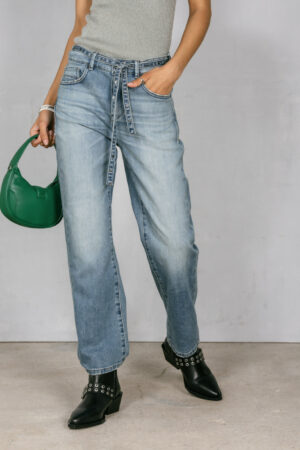 Jean bleu droit longueur 7/8ème avec ceinture