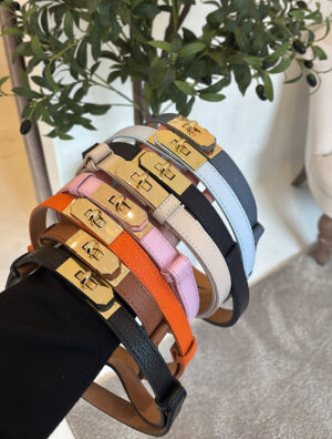 Ceintures en cuir grainé avec fermoir doré