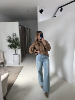 Blouse camel avec noeud élégant