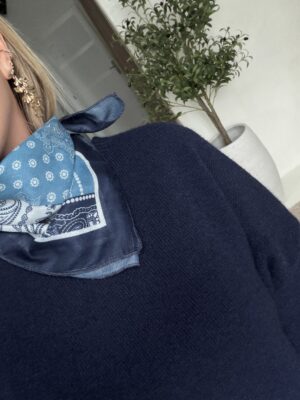 Petit foulard à tons bleus