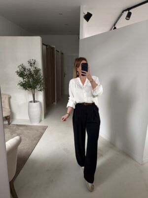 Blouse fluide col V blanche avec broderies au col