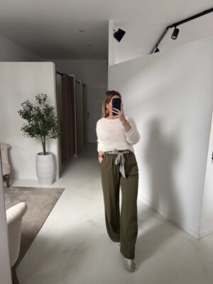 Pantalon fluide et large kaki avec ceinturé rayée