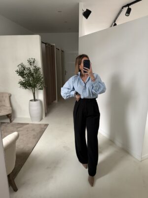 Pantalon large noir avec bouton asymétrique