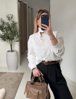 Blouse blanche avec volants au col