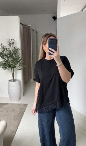 T-shirt noir avec dentelle asymétrique