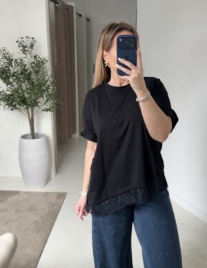 T-shirt noir avec dentelle asymétrique