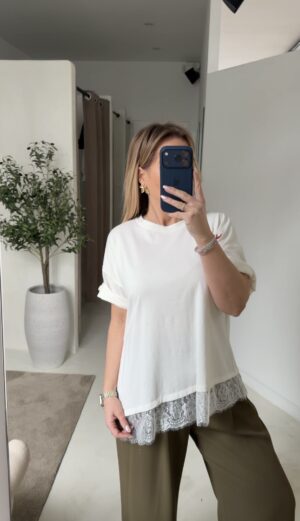T-shirt blanc avec dentelle asymétrique
