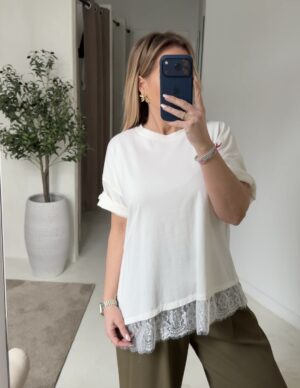 T-shirt blanc avec dentelle asymétrique