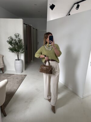 Pantalon fluide et large beige ceinturé