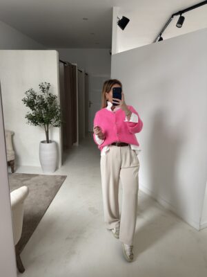 Gilet rose à boutons nacrés