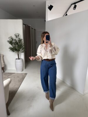 Blouse bohème beige avec broderies colorées