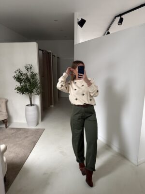 Sweat écru avec broderies fleurs olive