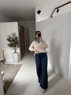 Pull en maille beige, noué sur les côtés