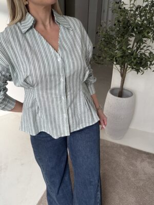 chemise à rayures vertes cintrée à la taille