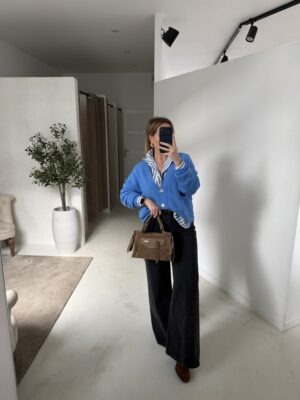 Gilet bleu à boutons nacrés et poches sur le devant