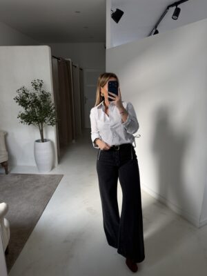 Chemise à rayures grises, avec ficelles pour resserer