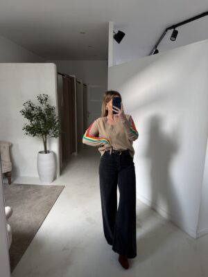 Pull col V fin beige détails arc-en-ciel