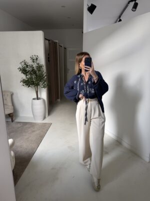 Blouse bohème bleu marine avec broderies fleurs