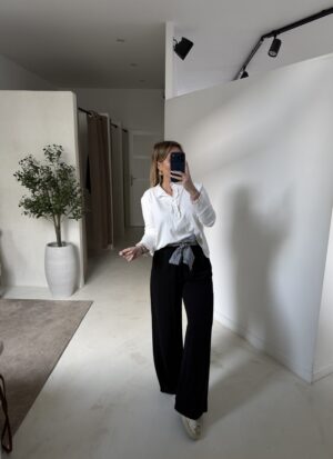 Pantalon fluide et large noir avec ceinturé rayée