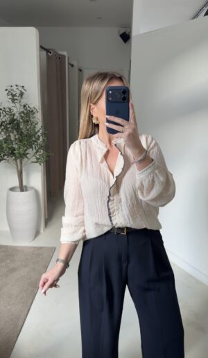 Blouse beige détails coutures bleu