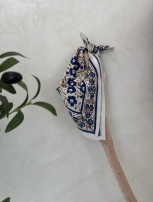 Petit foulard à motifs