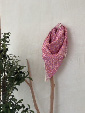 Grand foulard rose à motifs léopard