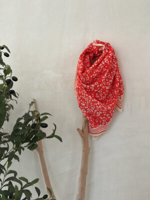 Grand foulard cerise à motifs léopard