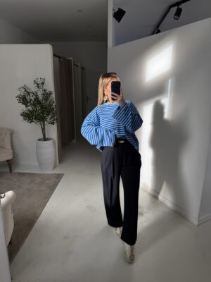 Pantalon fluide et large bleu marine ceinturé