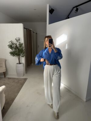 Blouse bleu avec broderies fleurs aux manches