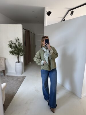 Parka olive avec capuche fleuris à nouer sur le devant