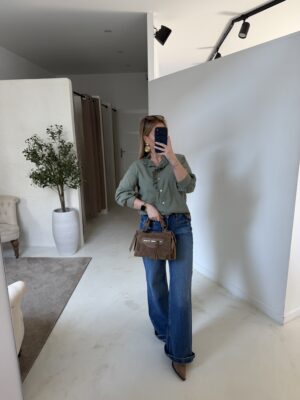 Blouse kaki avec volants ajourés sur le devant