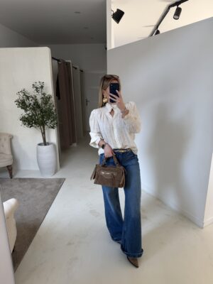 Blouse écru à carreaux discrets et fronces au col