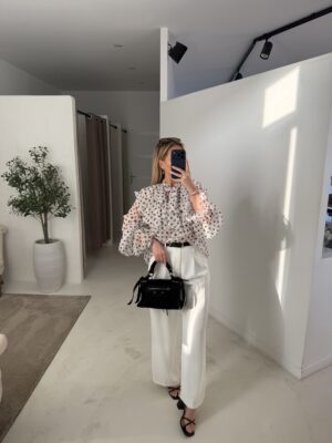 Blouse fluide à pois noir et blanc avec volants