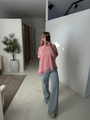 T-shirt rose avec dentelle asymétrique