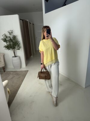 T-shirt jaune avec dentelle asymétrique