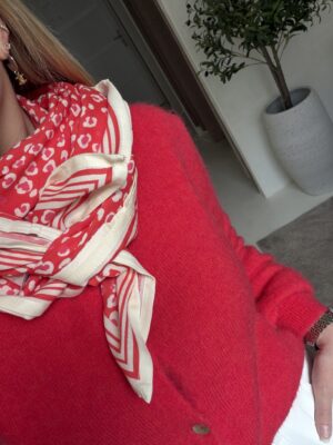 Grand foulard cerise à motifs léopard