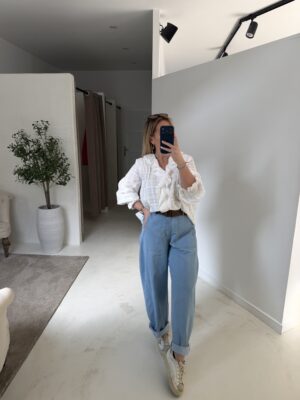 Blouse blanche décolleté volanté